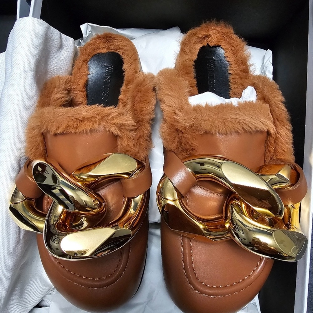 JW Anderson Brown Faux-Fur Chains
Slides-Chestnut